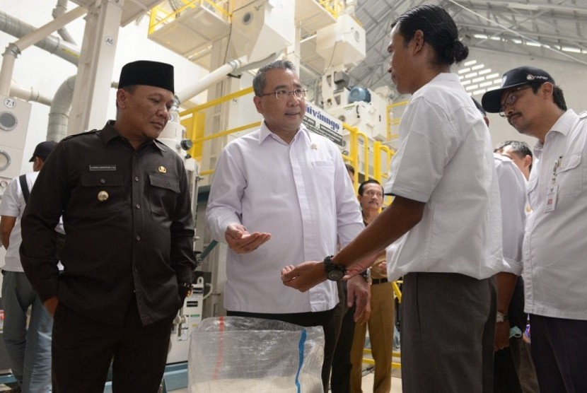 Menteri Desa Pembangunan Daerah Tertinggal dan Transmigrasi RI Eko Putro Sandjojo melakukan dialog dengan para kepala desa dan direktur BUMDes di Karawang.