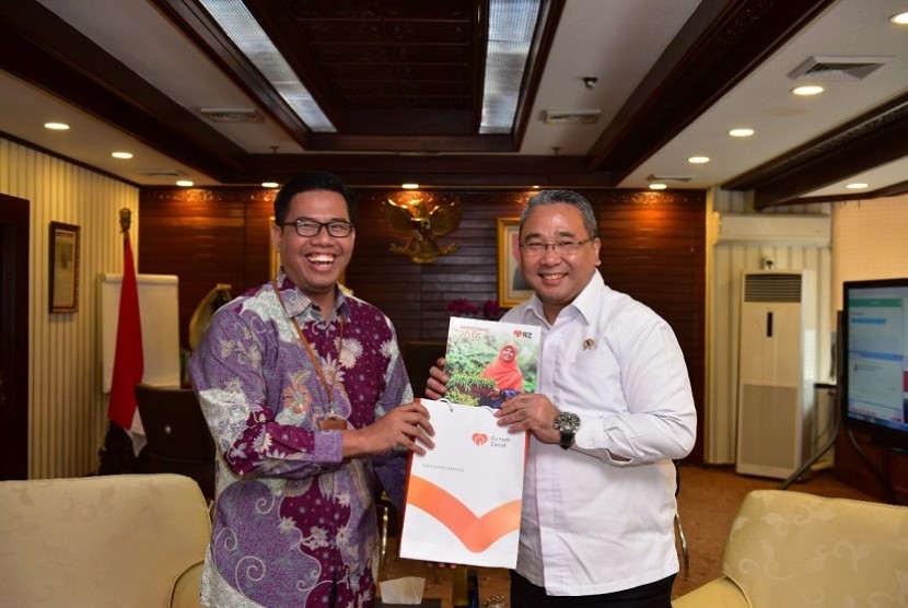 Menteri Desa, Pembangunan Desa Tertinggal dan Transmigrasi Indonesia (Kemendes PDTT), Eko Putro Sandjojo BSEE MBA menerima Direksi Rumah Zakat.