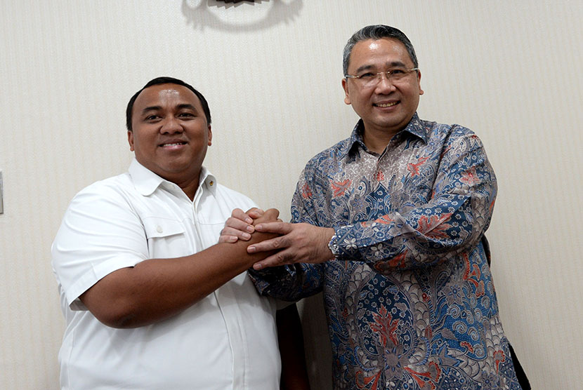  Menteri Eko Putro Sandjojo (kanan) dan Presiden Konfederasi Serikat Buruh Sejahtera Indonesia (KSBSI) Mudhofir Khamid usai mengadakan pertemuan di Kantor PP, Jalan TB Simatupang, Jakarta Selatan, Rabu (3/8). 