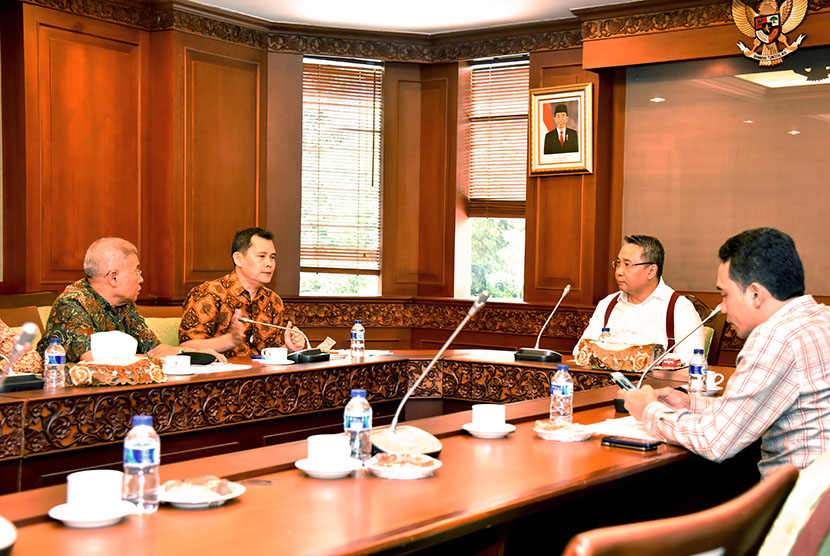 Menteri Eko Putro Sandjojo menerima kunjungan Pengurus Nasional Wahana Masyarakat Tani dan Nelayan (WAMTI) di kantor Kalibata Jakarta, Jumat (29/7).