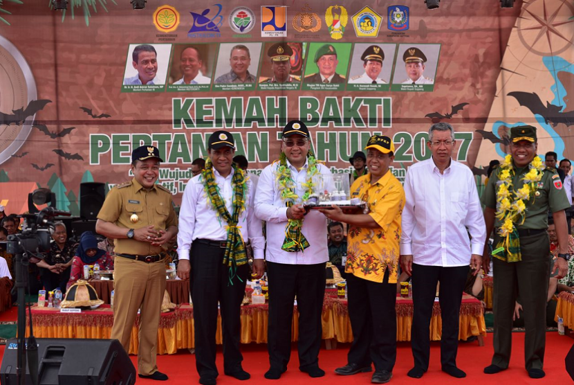 Menteri Eko saat silaturahim bersama Kepala Desa dan masyarakat se-Kabupaten Soppeng.