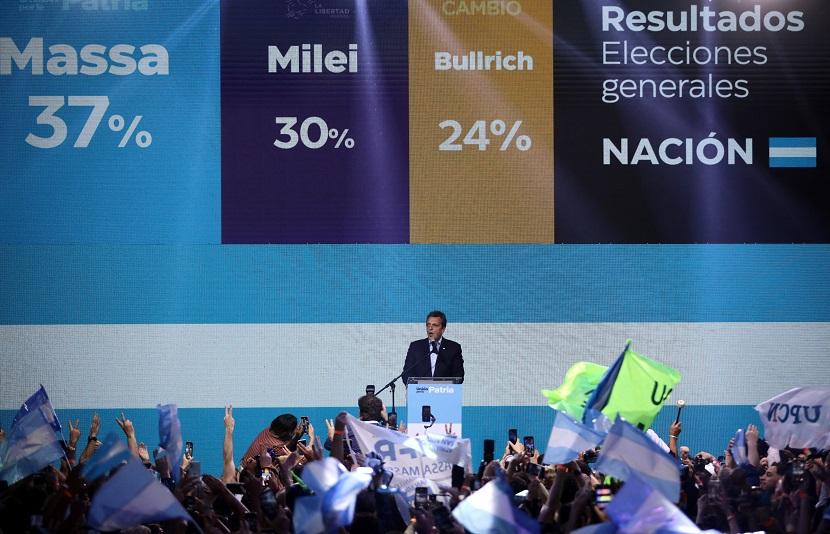 Menteri Ekonomi Argentina dan calon presiden dari partai Union por la Patria, Sergio Massa, berbicara kepada para pendukungnya di markas partainya di Buenos Aires pada 22 Oktober 2023, setelah hasil putaran pertama pemilihan presiden diumumkan. 