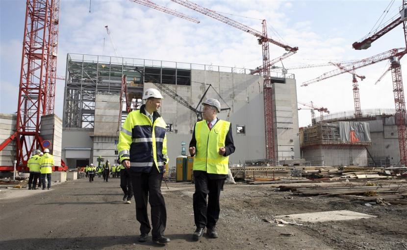 Menteri Ekonomi Jerman Michael Glos (kanan) didampingi oleh Manajer Proyek TVO Olkiluoto 3 Martin Landtman saat mengunjungi pembangkit listrik tenaga nuklir Olkiluoto 3 di Rauma, Finlandia, 15 April 2008. Reaktor tersebut mulai beroperasi pada Ahad (16/4/2023).