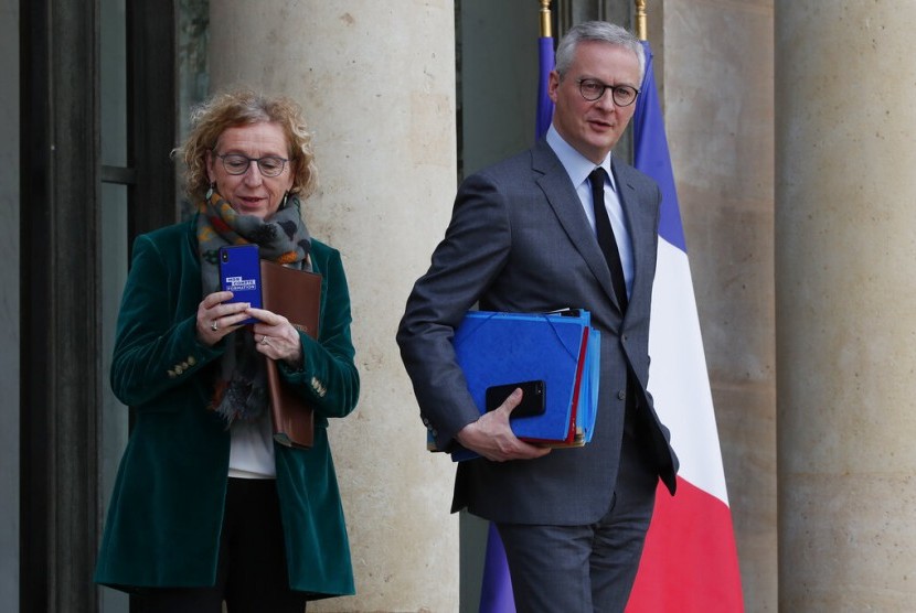 Menteri Ekonomi Prancis Bruno Le Maire (kanan) bersama Menteri Tenaga Kerja Prancis Muriel Penicaud. Prancis mendorong negara G20 untuk membuat kesepakatan terkait pajak digital.