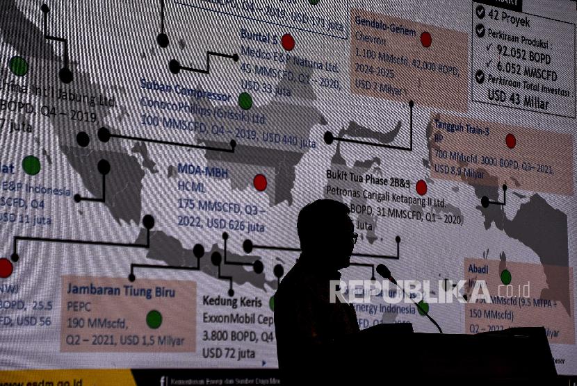 Menteri Energi dan Sumber Daya Mineral (ESDM) Arifin Tasrif menyampaikan pemaparannya saat kuliah umum di Aula Barat Institut Teknologi Bandung (ITB), Kota Bandung, Rabu (4/3).