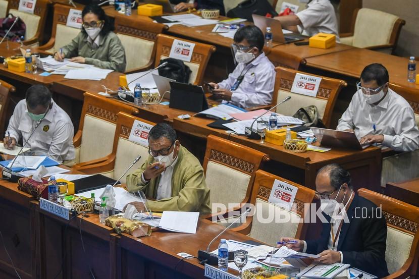 Menteri Energi dan Sumber Daya Mineral (ESDM) Arifin Tasrif (tengah) mengikuti rapat kerja dengan Komisi VII DPR di Kompleks Parlemen, Senayan, Jakarta, Selasa (19/1/2021). Rapat kerja tersebut membahas strategis program kerja Kementerian ESDM tahun 2021 serta evaluasi kinerja Kementerian ESDM Tahun 2020. 