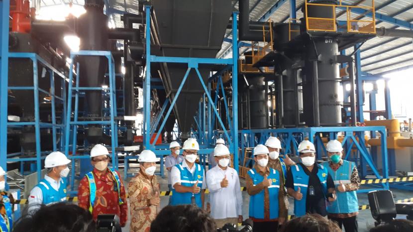 Menteri Energi dan Sumber Daya Mineral (ESDM) Arifin Tasrif beserta rombongan saat meninjau pembangunan proyek pembangkit listrik tenaga sampah (PLTSa) Putri Cempo di Solo, Jawa Tengah, Selasa (25/1). 