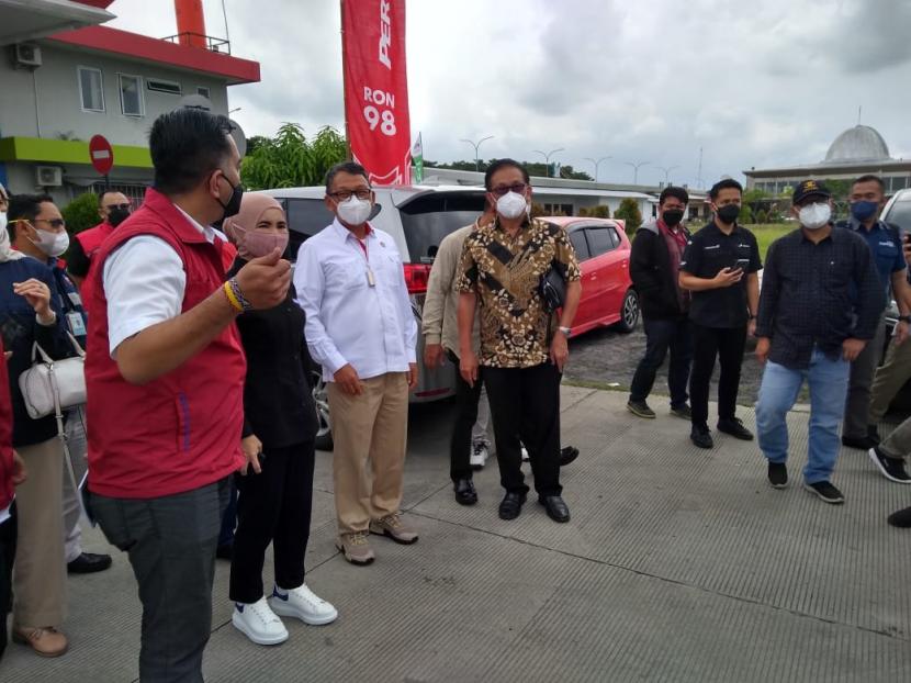 Menteri Energi dan Sumber Daya Mineral ESDM, Arifin Tasrif didampingi Dirut Pertamina, Nicke Widyawati, meninjau Rest Area KM 228 A Tol Kanci Pejagan, Kabupaten Cirebon, Kamis (21/4/2022). terkait harga Pertalite, Arifin menjelaskan, kenaikan harga minyak dunia mempengaruhi anggaran belanja negara, dimana Pertalite merupakan subsidi. Namun, dia memastikan harga Pertalite tidak naik selama masa Lebaran 2022.