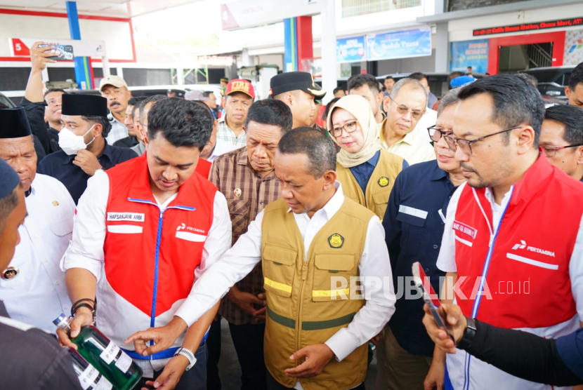 Menteri Energi dan Sumber Daya Mineral (ESDM) Bahlil Lahadalia melakukan kunjungan kerja ke Baubau, Sulawesi Tenggara, hari ini (9/3) untuk meninjau kesiapan infrastruktur dan distribusi energi di wilayah tersebut.