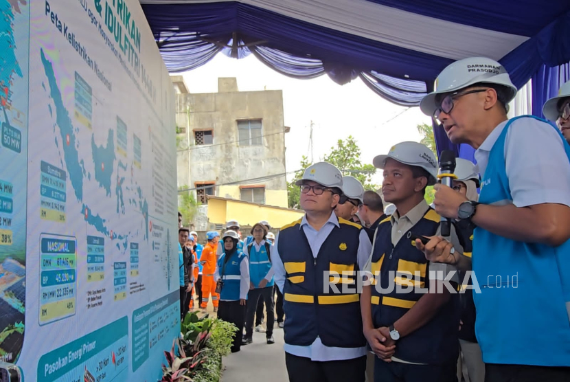 Menteri Energi dan Sumber Daya Mineral (ESDM), Bahlil Lahadalia meninjau langsung Gas Insulated Substation (GIS) Ulin 150 kV di Banjarmasin pada Rabu (19/3).