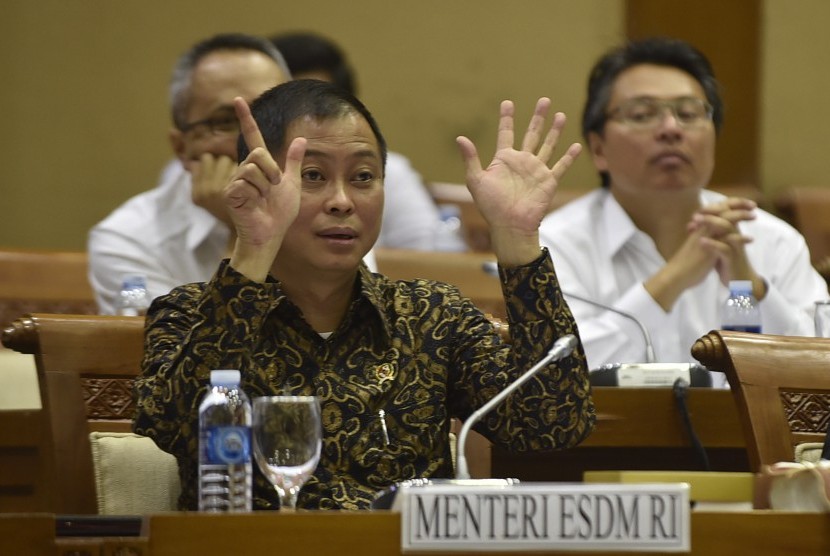 Menteri Energi dan Sumber Daya Mineral (ESDM) Ignasius Jonan mengikuti rapat kerja dengan Komisi VII DPR di Kompleks Parlemen Senayan, Jakarta, Kamis (20/10). 
