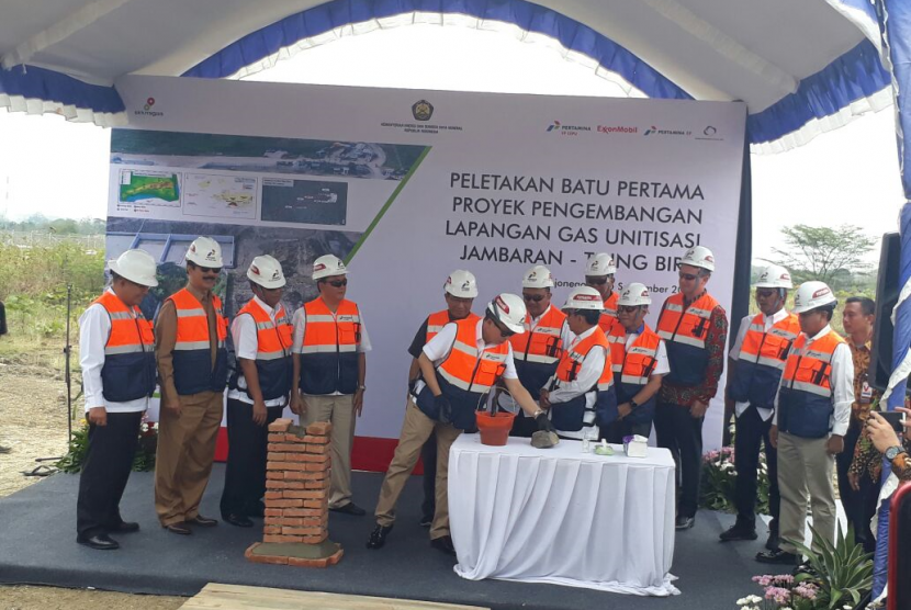 Menteri Energi dan Sumber Daya Mineral (ESDM) Ignasius Jonan melakukan pletakan batu pertama proyek pengembangan Lapangan Gas Unitisasi Jambaran-Tiung Biru (JTB) di Kabupaten Bojonegoro, Jawa Timur, Senin (25/9).