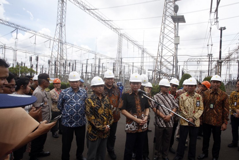 Menteri Energi dan Sumber Daya Mineral (ESDM) Ignasius Jonan (tengah) didampingi jajaran direksi PT PLN (Persero) dan Kementrian ESDM memberikan keterangan pers seusai meninjau Pusat Pengatur Beban (P2B) Jawa Bali di Gandul, Depok, Jawa Barat, Jumat (12/4/2019). 