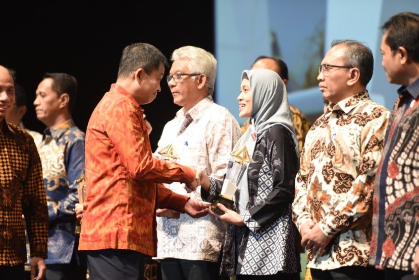 Menteri Energi Dan Sumber Daya Mineral (ESDM) Ignasius Jonan, secara langsung menyerahkan penghargaan kepada Kepala Pabrik AQUA Bekasi Nuning Septinawati, Jumat (27/9) di Jakarta. 