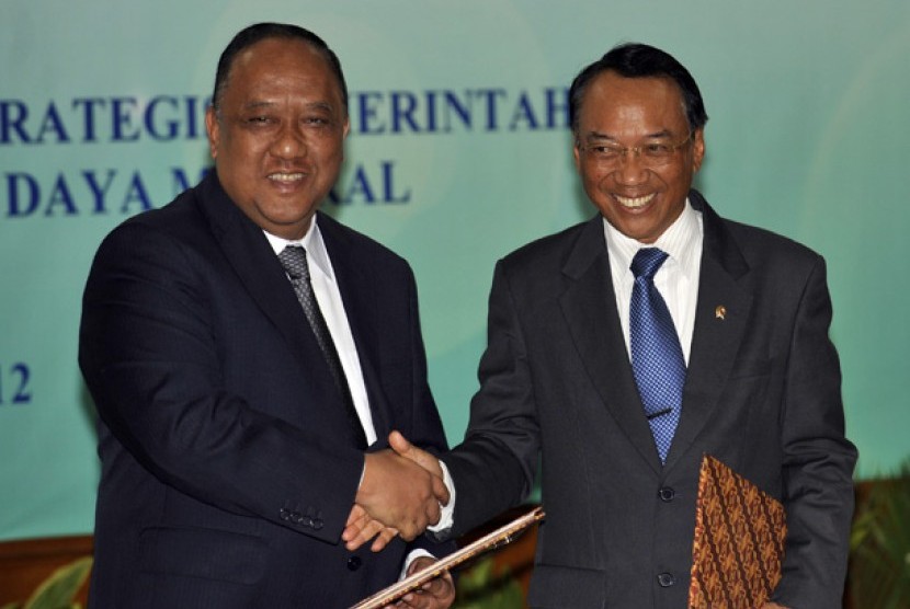 Menteri Energi dan Sumber Daya Mineral (ESDM) Jero Wacik (kanan) berjabat tangan dengan Kepala Badan Intelejen Negara (BIN) Marciano Norman (kiri) usai penandatanganan nota kesepahaman di Jakarta, Selasa (17/1). Nota kesepahaman berisi tentang pengamanan p