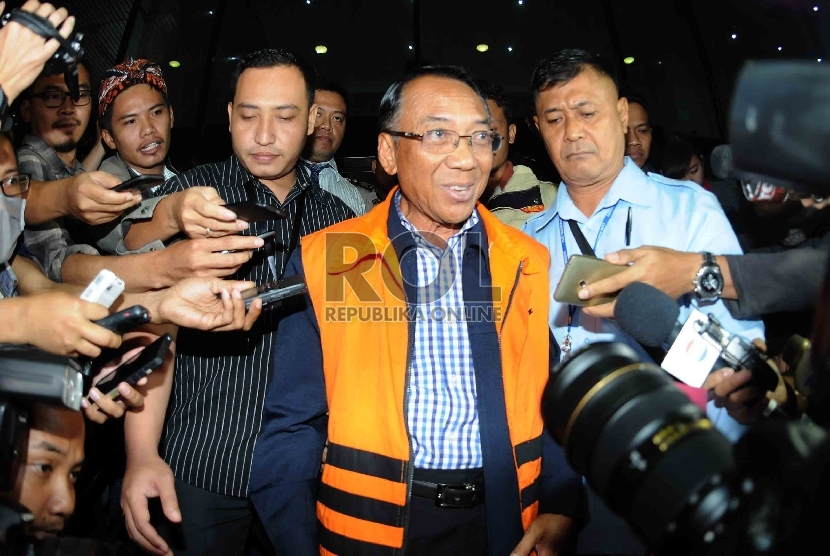 Menteri Energi dan Sumber Daya Mineral (ESDM) Jero Wacik mengenakan rompi tahanan usai menjalani pemeriksaan lanjutan di Gedung KPK, Jakarta, Selasa (5/5). (Republika/Agung Supriyanto)