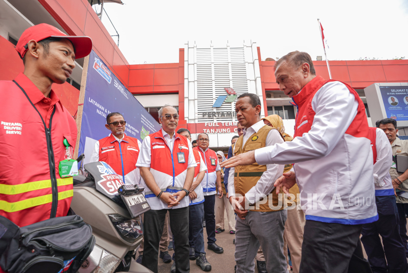 Menteri Energi dan Sumber Daya Mineral (ESDM) Republik Indonesia, Bahlil Lahadalia pada Sabtu (21/12) mengunjungi Terminal Bahan Bakar Minyak (TBBM) Tanjung Gerem, Kota Cilegon, Provinsi Banten, untuk meninjau langsung kesiapan Satuan Tugas (Satgas) Natal dan Tahun Baru (Nataru) 2024.