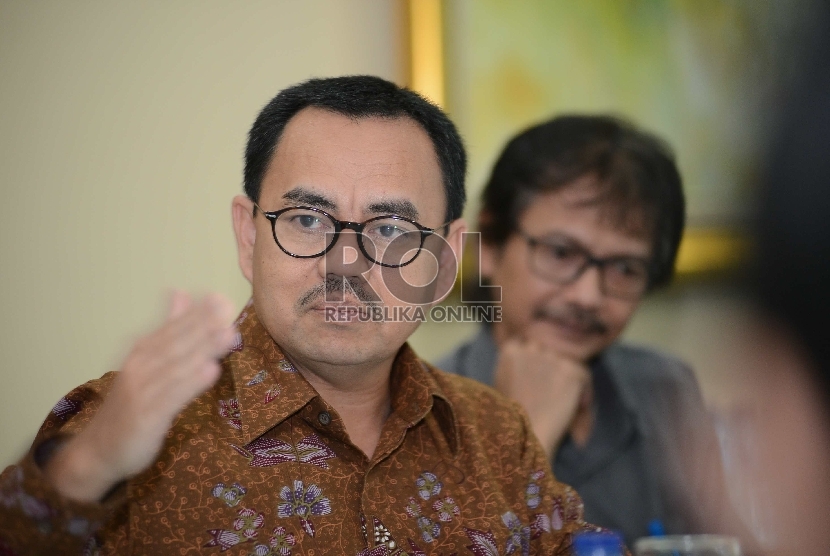 Menteri energi dan sumber daya mineral (ESDM ) Sudirman Said beraudiensi saat berkunjung di kantor Republika, Jakarta, Senin (16/4).(Republika/Rakhmawaty La'lang).