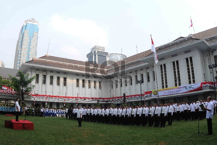 Menteri Energi dan Sumber Daya Mineral (ESDM) Sudirman Said memimpin Upacara Peringatan Hari Jadi Pertambangan dan Energi ke-70 di Kantor Kementerian ESDM, Jakarta, Senin (28/9). 