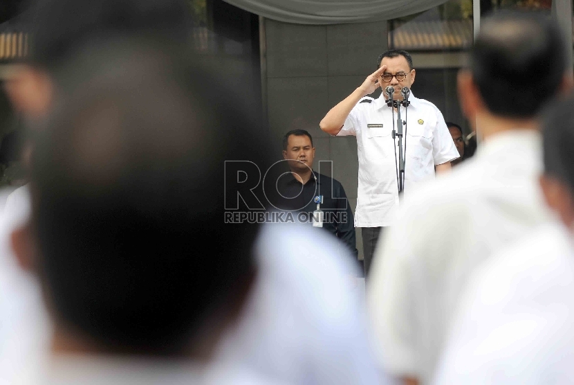 Menteri Energi dan Sumber Daya Mineral (ESDM) Sudirman Said memimpin Upacara Peringatan Hari Jadi Pertambangan dan Energi ke-70 di Kantor Kementerian ESDM, Jakarta, Senin (28/9).