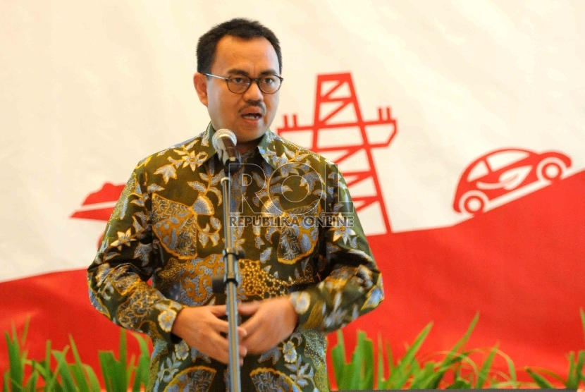 Menteri Energi dan Sumber Daya Mineral (ESDM), Sudirman Said memberikan keterangan kepada wartawan terkait serapan anggaran Kementerian ESDM di Jakarta, Selasa (29/12).