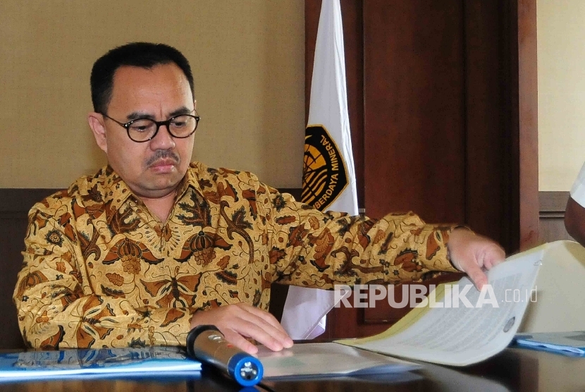 Menteri Energi dan Sumber Daya Mineral (ESDM) Sudirman Said menyampaikan paparannya tekait capaian kinerja sub sektor pertambangan mineral dan batu bara di Gedung Kementerian ESDM, Jakarta, Kamis (21/7)