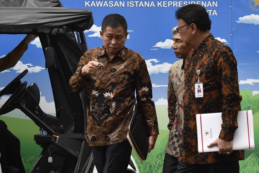 Menteri Energi dan Sumber Daya Mineral Ignasius Jonan (kiri) berbincang dengan Menteri Dalam Negeri Tjahjo Kumolo (kanan) dan Wakil Menteri Luar Negeri AM Fachir (tengah) usai rapat Tim Penilai Akhir (TPA) pergantian pejabat eselon Kementerian dan Lembaga di Kompleks Istana Kepresidenan, Jakarta, Selasa (5/9).