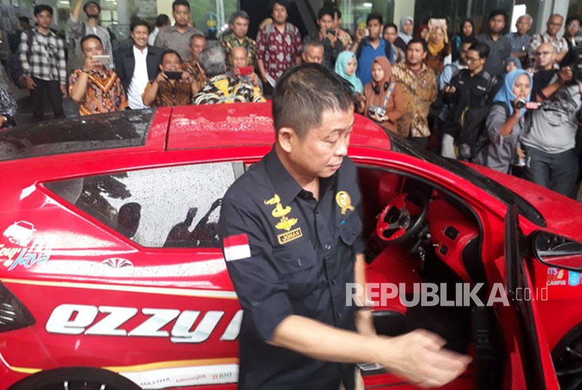 Menteri Energi dan Sumber Daya Mineral Ignasius Jonan saat melakukan melakukan test drive mobil listrik Ezzy II buatan mahasiswa ITS di Kampus ITS Surabaya, Jumat (9/2)