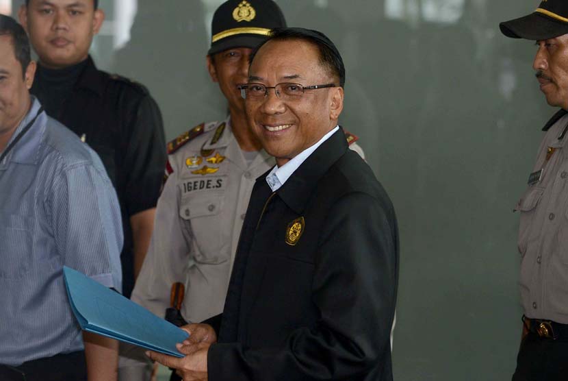 Menteri Energi dan Sumber Daya Mineral, Jero Wacik memenuhi panggilan Komisi Pemberantasan Korupsi (KPK) saat tiba di Gedung KPK, Jakarta, Senin (9/6).