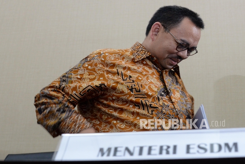   Menteri Energi dan Sumber Daya Mineral Sudirman Said usai memberikan keterangan pers terkait putusan Presiden tentang Blok Masela di gedung Kementerian ESDM, di Jakarta, Kamis (24/3). (Republika/Yasin Habibi) 