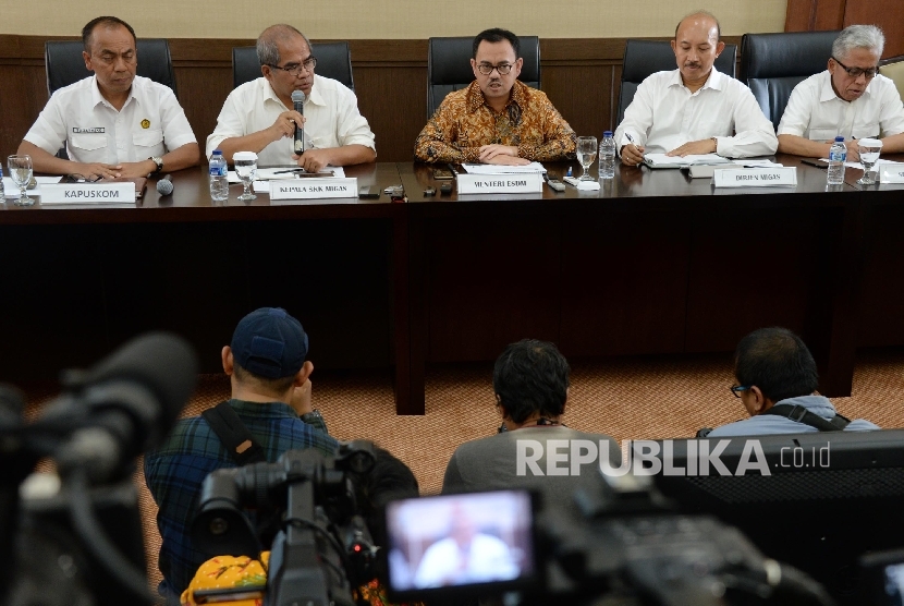  Menteri Energi dan Sumber Daya Mineral Sudirman Said (tengah) memberikan keterangan pers menindak lanjuti putusan Presiden tentang Blok Masela di gedung Kementerian ESDM, di Jakarta, Kamis (24/3). Republika/Yasin Habibi)