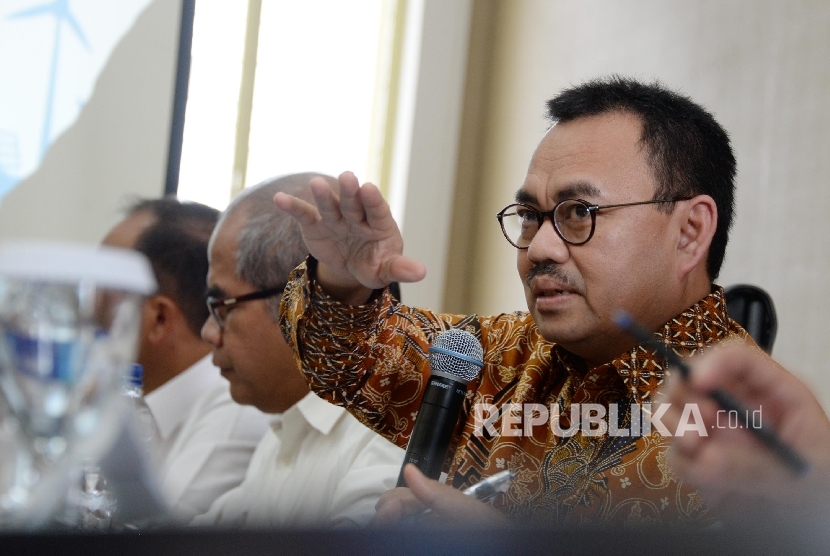  Menteri Energi dan Sumber Daya Mineral Sudirman Said (kanan).