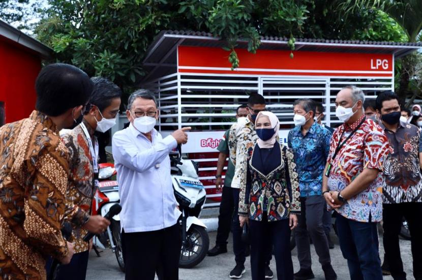 Menteri Energi Sumber Daya Mineral (ESDM) Arifin Tasrif didampingi Direktur Utama Pertamina Nicke Widyawati meninjau kesiapan Green Energy Station (GES) milik Pertamina di Bali.
