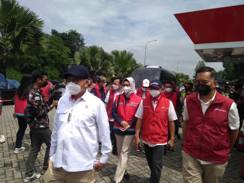 Menteri Energi Sumber Daya Mineral (ESDM), Arifin Tasrif, saat meninjau rest area KM 207 A Tol Palikanci, Kabupaten Cirebon, Kamis (28/4/2022).