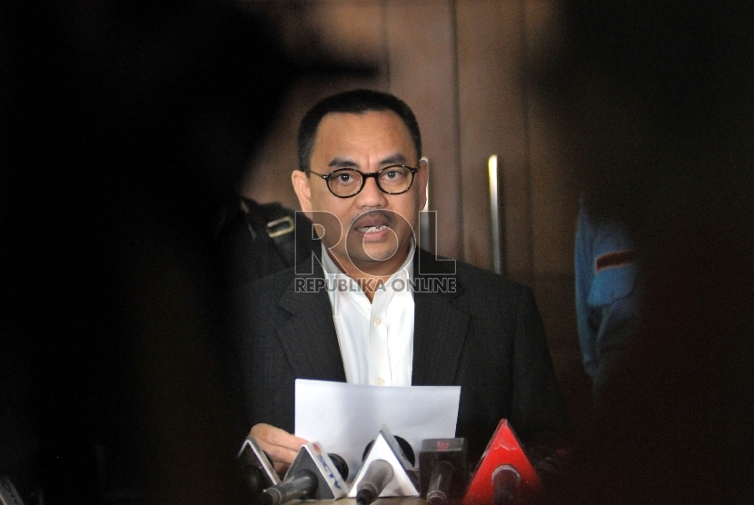 Menteri ESDM Sudirman Said memberikan keterangan pers usai melaporkan anggota DPR yang mencatut nama Presiden dan Wapres terkait perpanjangan kontrak PT Freeport ke MKD di Kompleks Parlemen, Jakarta, Senin (16/11). (Republika/Rakhmawaty La'lang)