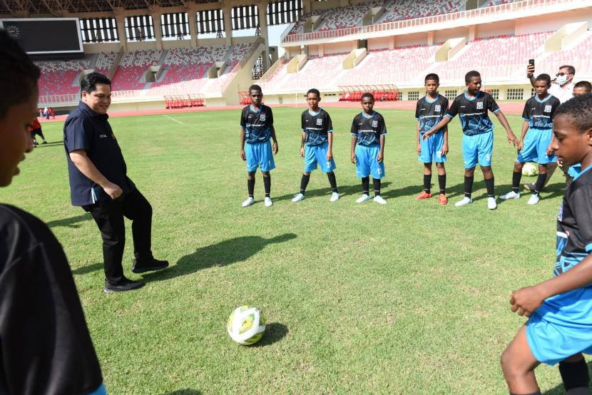 Menteri Erick Thohir bermain sepak bola bersama anak-anak disela peresmian Papua Football Academy di Stadion Lukas Enembe, Kabupaten Jayapura, Papua, Rabu (31/8/2022).