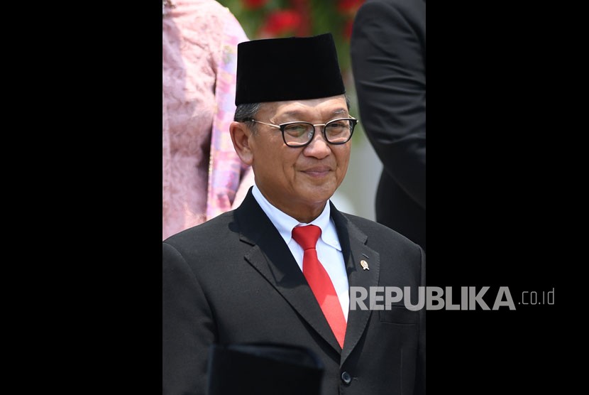 Menteri ESDM Arifin Tasrif bersiap mengikuti foto bersama seusai pelantikan menteri Kabinet Indonesia Maju di Beranda Halaman Istana Merdeka, Jakarta, Rabu (23/10/2019).