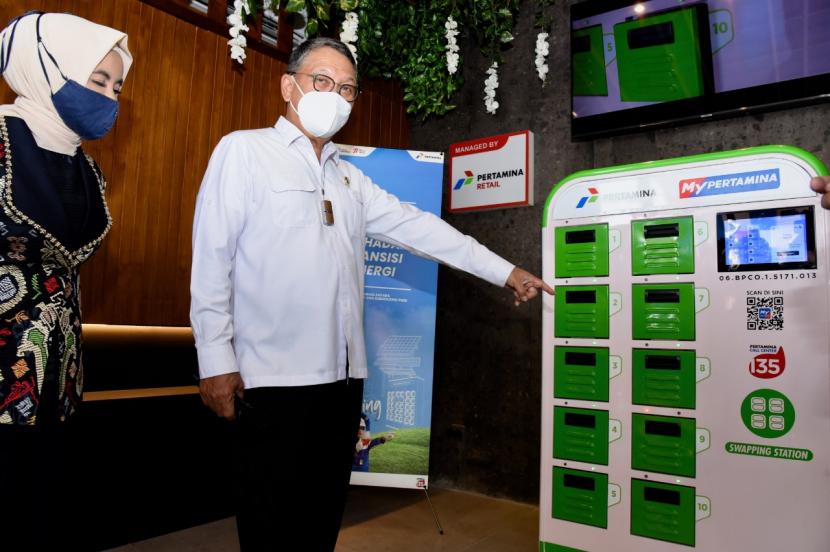 Menteri ESDM Arifin Tasrif dan Direktur Utama Pertamina Nicke Widyawati meninjau Green Energy Station milik PT Pertamina (Persero) di Denpasar, Bali, Selasa (30/8).