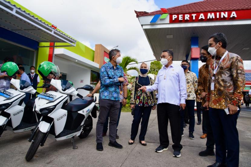 Menteri ESDM Arifin Tasrif dan Direktur Utama Pertamina Nicke Widyawati meninjau Green Energy Station milik PT Pertamina (Persero) di Denpasar, Bali, Selasa (30/8). 