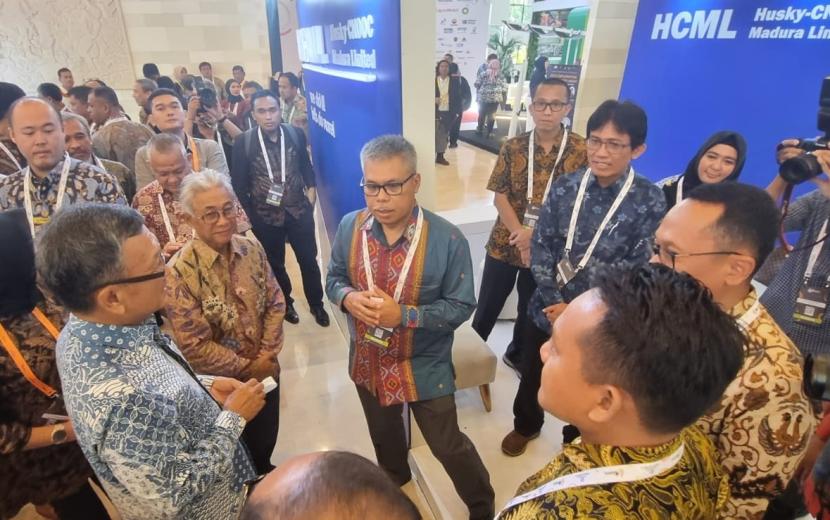 Menteri ESDM Arifin Tasrif dan Kepala SKK Migas, Dwi Soetjipto mengunjungi booth HCML di hari kedua penyelenggaraan kegiatan ICIUOG 2023, di Bali, Kamis (21/9/2023).