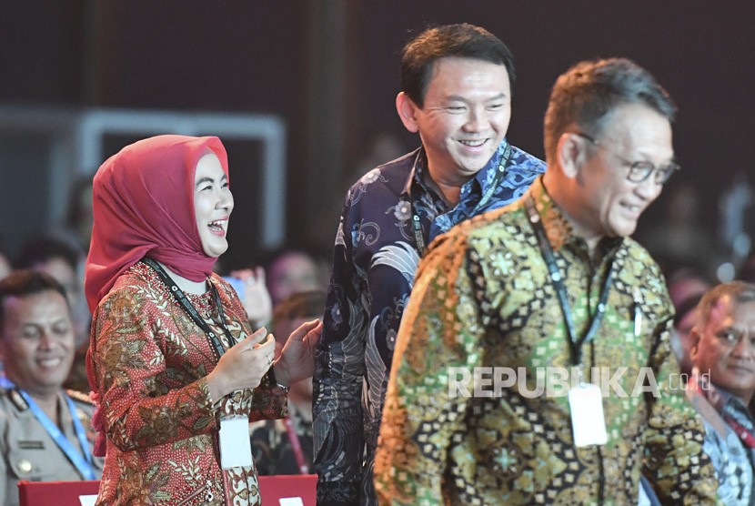 Menteri ESDM Arifin Tasrif (kanan) bersama Direktur Utama PT Pertamina (Persero) Nicke Widyawati (kiri) dan Komisaris Utama Basuki Tjahaja Purnama (tengah) menghadiri pembukaan Pertamina Energy Forum 2019 di Jakarta, Selasa (26/11/2019). 
