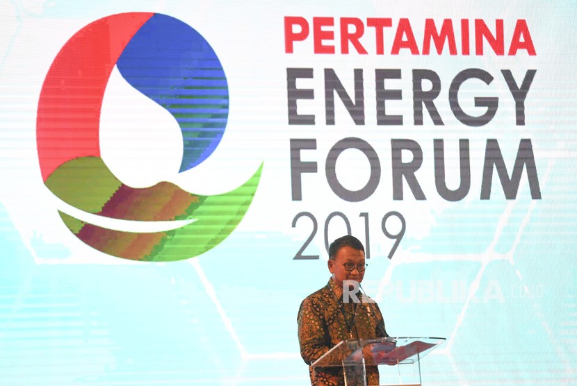 Menteri ESDM Arifin Tasrif memberikan sambutan saat pembukaan Pertamina Energy Forum 2019 di Jakarta, Selasa (26/11/2019). 