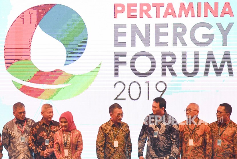 Menteri ESDM Arifin Tasrif (tengah) bersama Direktur Utama PT Pertamina (Persero) Nicke Widyawati (ketiga kiri) dan Komisaris Utama Basuki Tjahaja Purnama (ketiga kanan) serta jajaran direksi dan komisaris lainnya bersiap melakukan foto bersama saat pembukaan Pertamina Energy Forum 2019 di Jakarta, Selasa (26/11/2019).