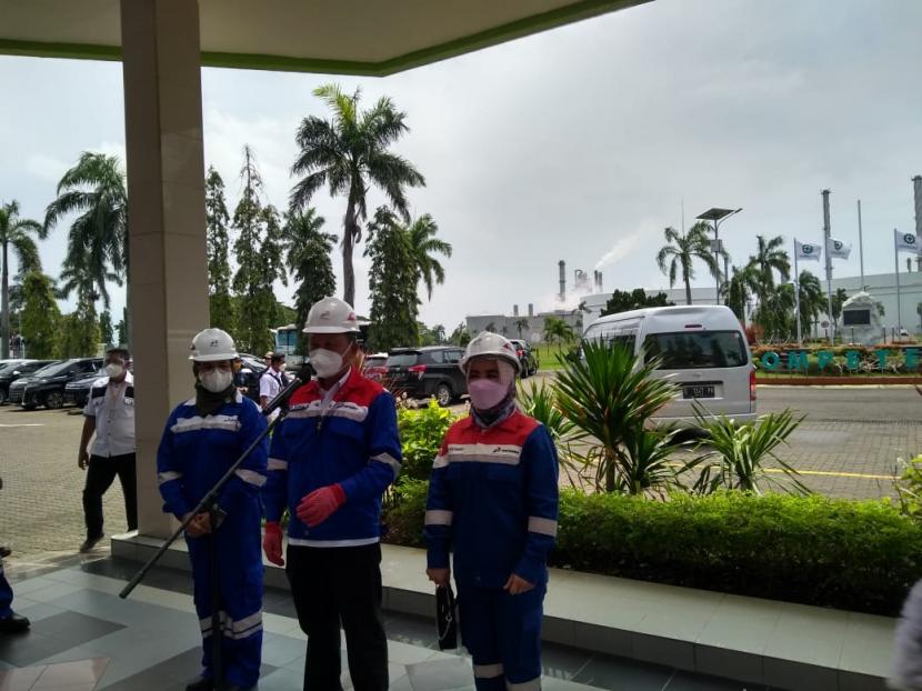 Menteri ESDM, Arifin Tasrif (tengah) didampingi Dirut Pertamina, Nicke Widyawati mengunjungi Kilang Pertamina RU VI Balongan, Kabupaten Indramayu, Sabtu (3/4).