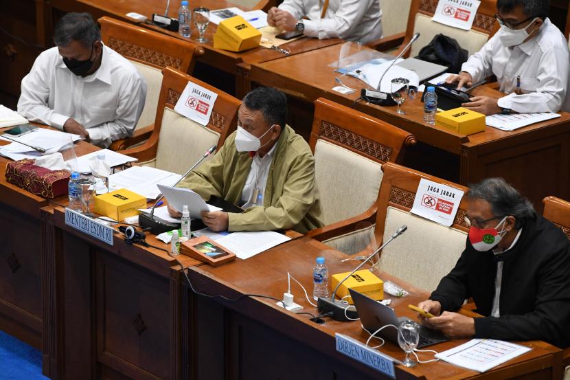 Menteri ESDM Arifin Tasrif (tengah) mengikuti rapat kerja dengan Komisi VII DPR di Kompleks Parlemen, Senayan, Jakarta, Kamis (26/8/2021). Pemerintah mengusulkan penambahan kuota BBM subsidi jenis Pertalite dan solar kepada DPR. 