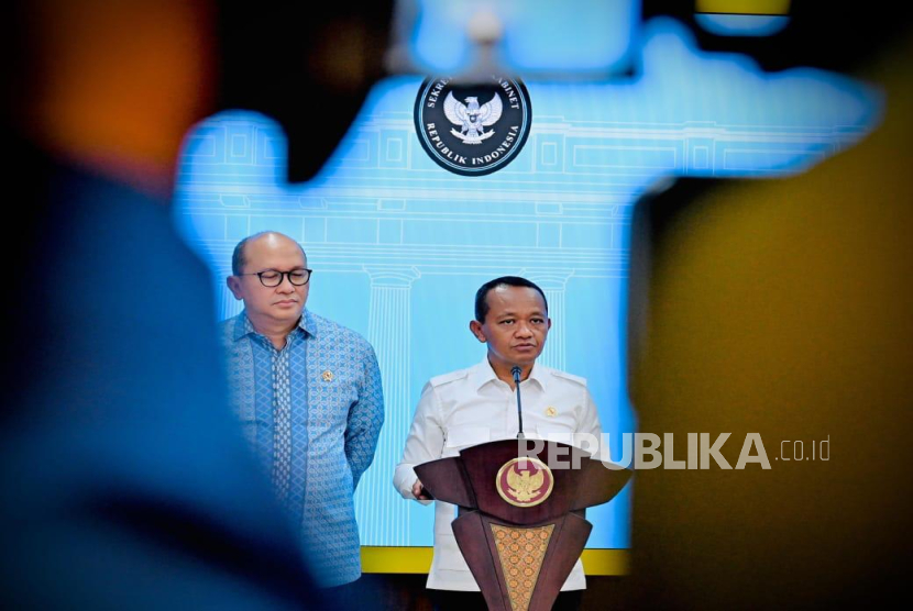 Menteri ESDM Bahlil Lahadalia bersama Menteri Investasi sekaligus CEO Danantara Rosan Perkasa Roeslani di Ruang Sidang Kabinet, Istana Kepresidenan Jakarta, Kamis (22/5/2025).