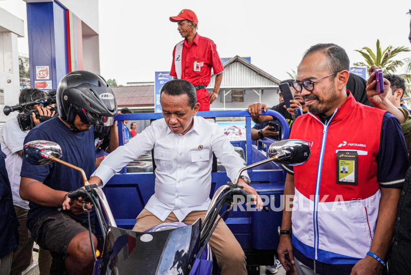 Menteri ESDM Bahlil Lahadalia dan Direktur Utama Pertamina Patra Niaga Riva Siahaan mengecek ketersediaan solar untuk nelayan