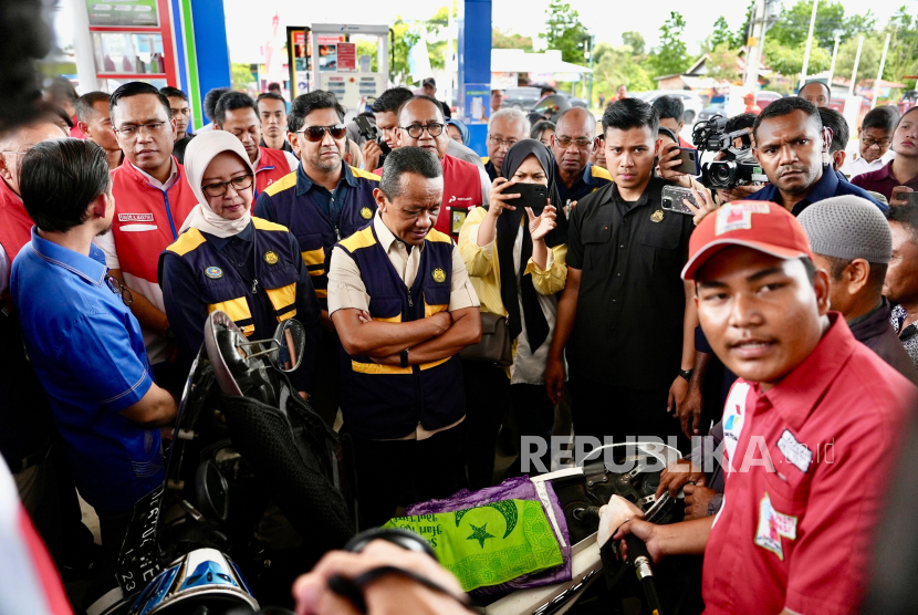 Menteri ESDM Bahlil Lahadalia dan Dirut Pertamina Simon Aloysius Mantiri mengecek stok BBM dan LPG menjelang Idul Fitri 2025 di Banjarmasin, Rabu (19/3/2025). Stok BBM dan LPG dinyatakan aman. 