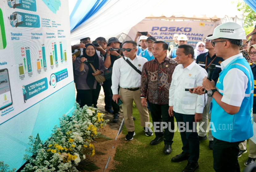 Menteri ESDM Bahlil Lahadalia didampingi Dirut PLN Darmawan Prasodjo meninjau SPKLU di Rest Area km 379A Batang, Jawa Tengah, Kamis (20/3/2025).