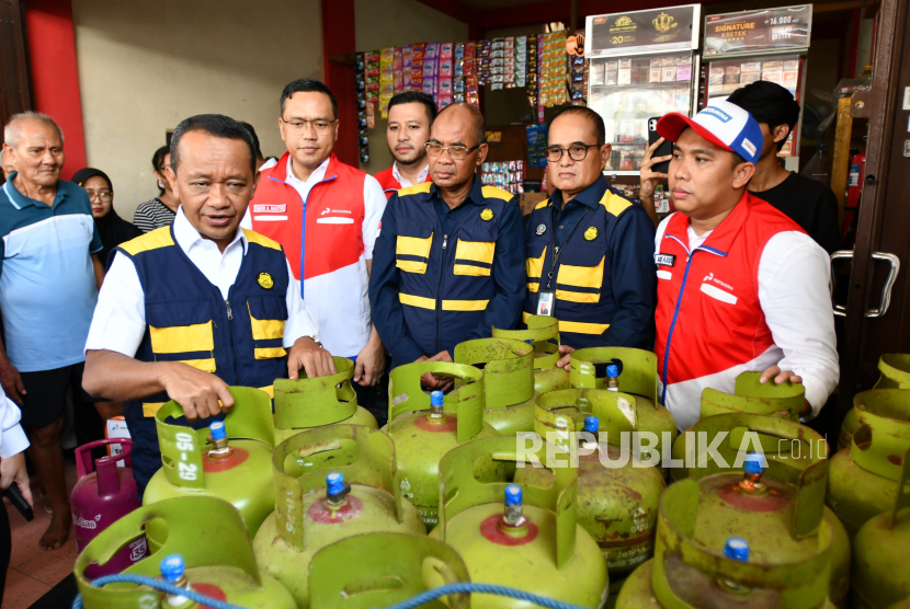 Menteri ESDM Bahlil Lahadalia didampingi Direktur Utama Pertamina Simon Aloysius Mantiri melakukan pengecekan LPG 3 Kg saat kunjungan kerja Menteri ESDM Satgas Ramadhan dan Idul Fitri 2025 di Pangkalan LPG 3Kg Tri Mutiningsih, Kebon Agung, Surabaya pada Selasa (25/3/2025)